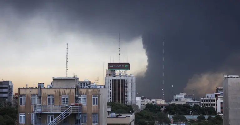 তেহরানে বিস্ফোরণের পর ধোঁয়া উঠছে